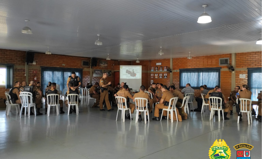 Policiais do 10º BPM recebem instrução sobre atendimento pré-hospitalar em combate, em Apucarana