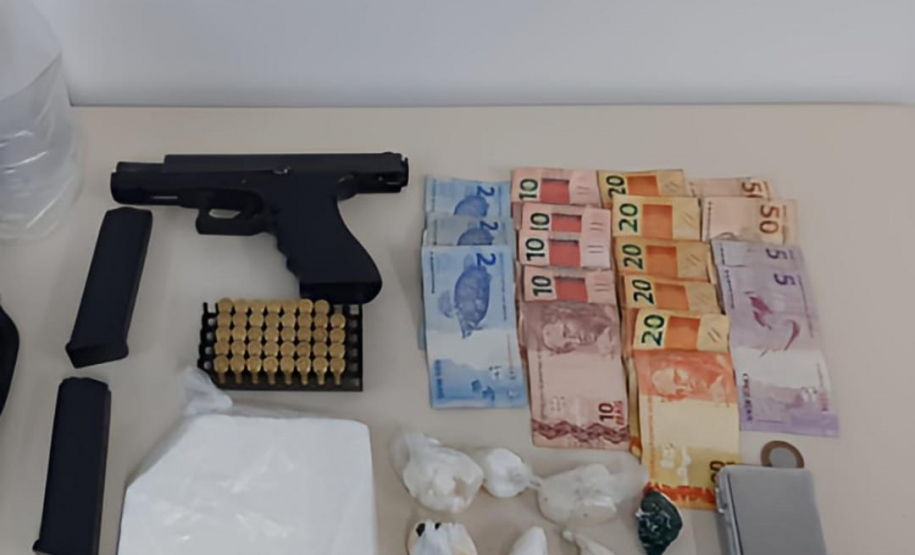 No Litoral do estado, PM prende quatro pessoas e apreende uma arma de fogo e mais de 800 gramas de drogas