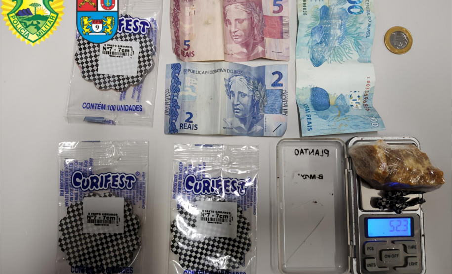 No Litoral do estado, PM prende quatro pessoas e apreende uma arma de fogo e mais de 800 gramas de drogas