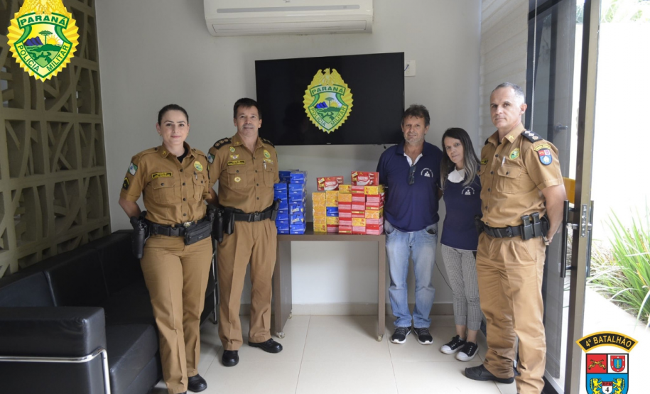Polícia Militar doa chocolates para 107 crianças autistas na Páscoa, em Maringá