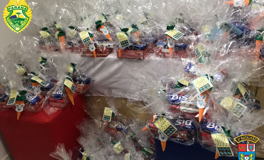 Polícia Militar doa chocolates para 107 crianças autistas na Páscoa, em Maringá