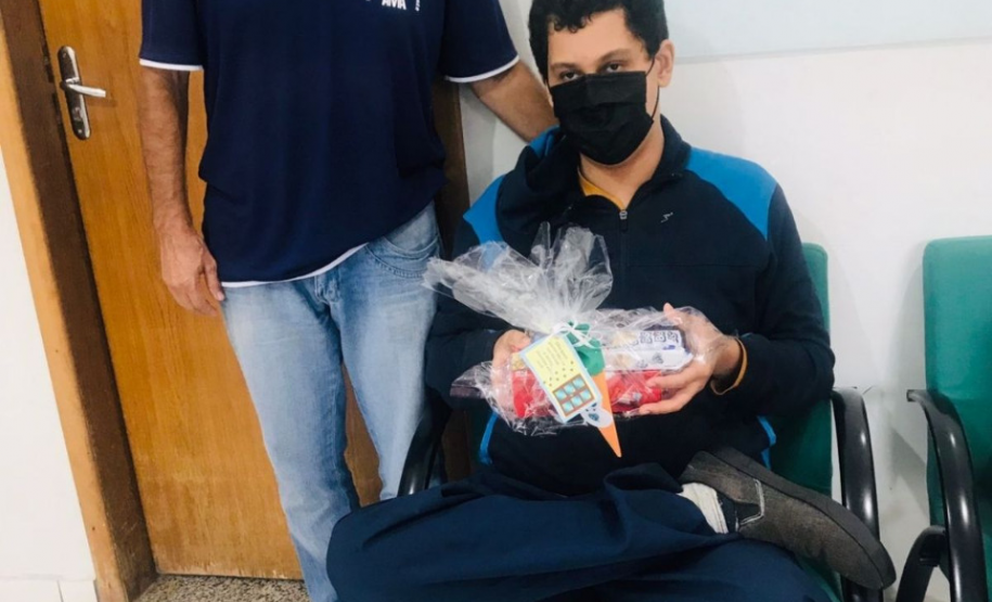 Polícia Militar doa chocolates para 107 crianças autistas na Páscoa, em Maringá