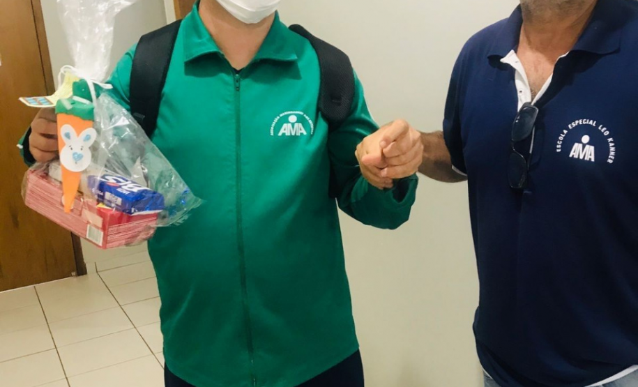 Polícia Militar doa chocolates para 107 crianças autistas na Páscoa, em Maringá