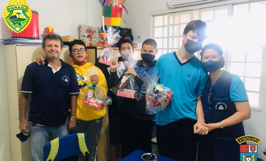 Polícia Militar doa chocolates para 107 crianças autistas na Páscoa, em Maringá