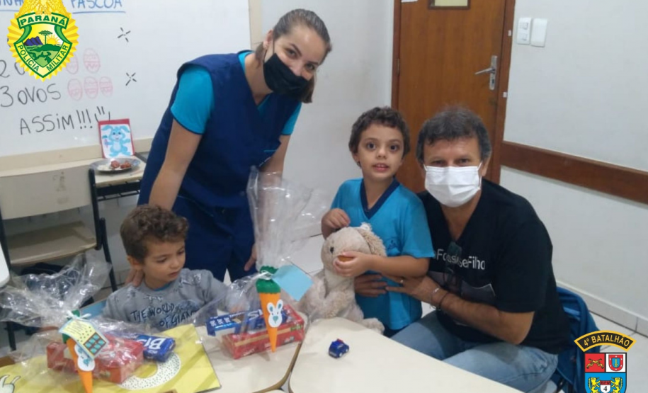 Polícia Militar doa chocolates para 107 crianças autistas na Páscoa, em Maringá