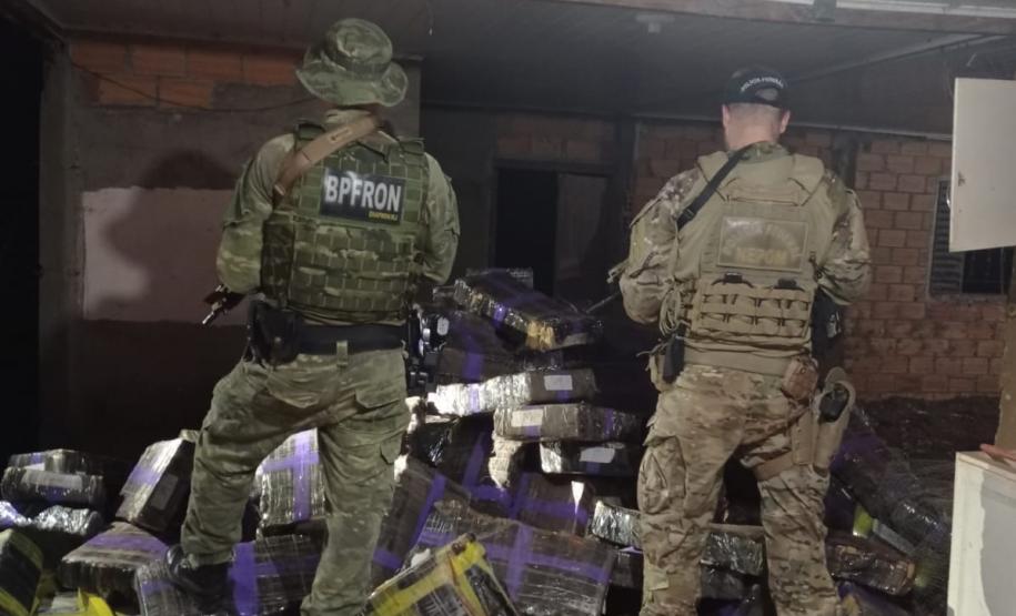 BPFRON e Polícia Federal apreendem 2,8 toneladas de drogas em Santa Helena-PR
