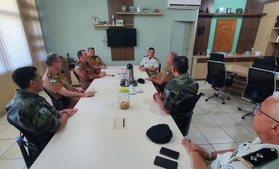O comandante-geral da Polícia Militar do Paraná, Coronel Hudson Leôncio Teixeira, recebeu nesta sexta-feira (18) a visita do subcomandante-geral da Polícia Militar da Bahia, Coronel Nilton Cezar Machado Espíndola, de forma a debaterem parcerias e troca de experiência entre as polícias do Paraná e da Bahia. Além disso, o Batalhão de Polícia Ambiental Força Verde homenageou o Coronel Nilton Cezar Machado Espíndola com a entrega da medalha do Batalhão Ambiental, devido as contribuições, troca de conhecimentos