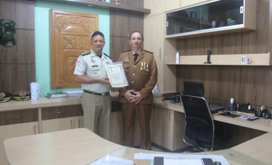 O comandante-geral da Polícia Militar do Paraná, Coronel Hudson Leôncio Teixeira, recebeu nesta sexta-feira (18) a visita do subcomandante-geral da Polícia Militar da Bahia, Coronel Nilton Cezar Machado Espíndola, de forma a debaterem parcerias e troca de experiência entre as polícias do Paraná e da Bahia. Além disso, o Batalhão de Polícia Ambiental Força Verde homenageou o Coronel Nilton Cezar Machado Espíndola com a entrega da medalha do Batalhão Ambiental, devido as contribuições, troca de conhecimentos