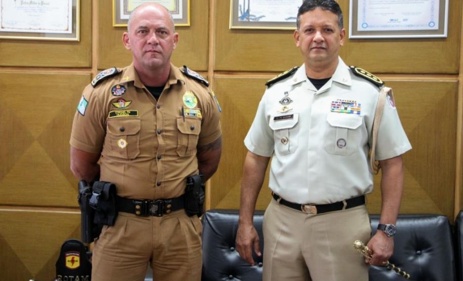 O comandante-geral da Polícia Militar do Paraná, Coronel Hudson Leôncio Teixeira, recebeu nesta sexta-feira (18) a visita do subcomandante-geral da Polícia Militar da Bahia, Coronel Nilton Cezar Machado Espíndola, de forma a debaterem parcerias e troca de experiência entre as polícias do Paraná e da Bahia. Além disso, o Batalhão de Polícia Ambiental Força Verde homenageou o Coronel Nilton Cezar Machado Espíndola com a entrega da medalha do Batalhão Ambiental, devido as contribuições, troca de conhecimentos