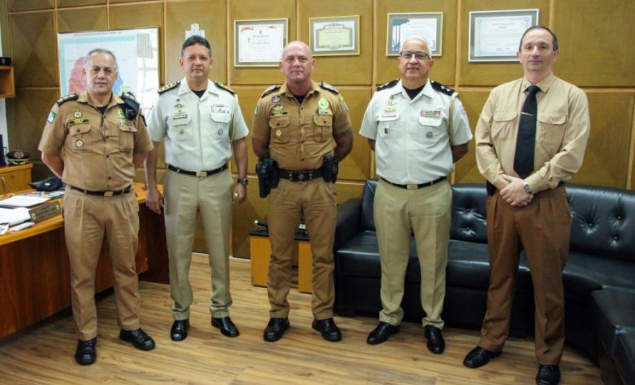 O comandante-geral da Polícia Militar do Paraná, Coronel Hudson Leôncio Teixeira, recebeu nesta sexta-feira (18) a visita do subcomandante-geral da Polícia Militar da Bahia, Coronel Nilton Cezar Machado Espíndola, de forma a debaterem parcerias e troca de experiência entre as polícias do Paraná e da Bahia. Além disso, o Batalhão de Polícia Ambiental Força Verde homenageou o Coronel Nilton Cezar Machado Espíndola com a entrega da medalha do Batalhão Ambiental, devido as contribuições, troca de conhecimentos