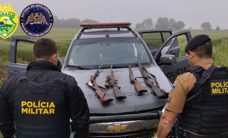 Policias Militares do 1º BPM recuperam armas e prendem suspeitos de roubo a uma chácara em Palmeira/PR.