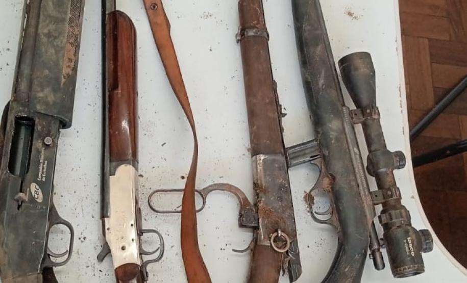 Policias Militares do 1º BPM recuperam armas e prendem suspeitos de roubo a uma chácara em Palmeira/PR.