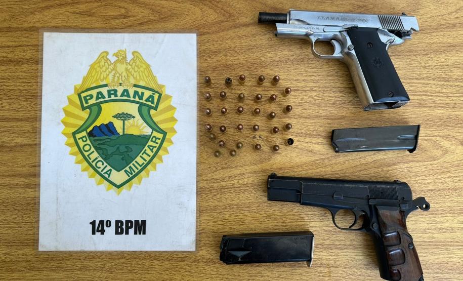 As armas foram apreendidas pela PM em Foz do Iguaçu nesta quinta-feira (26), dois homens foram presos.