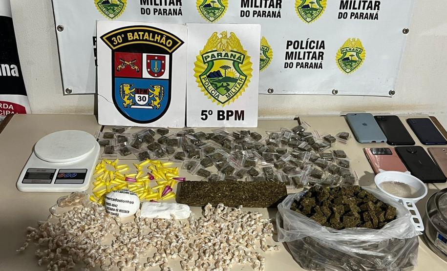 Após denúncia, policiais militares apreendem drogas no interior de residência utilizada pelo tráfico em Londrina.