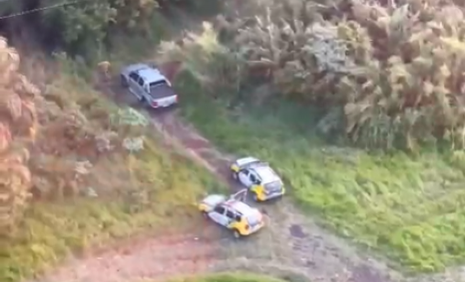 Com apoio de helicóptero, PM recupera caminhonete furtada carregada de cigarros na região Oeste do Estado.