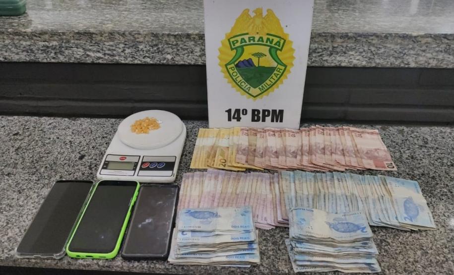 Em ações distintas, PM apreende quase 2 Kg de drogas e prende três homens por tráfico em Foz do Iguaçu.