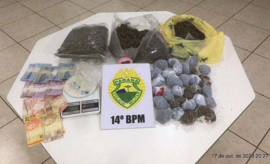 Em ações distintas, PM apreende quase 2 Kg de drogas e prende três homens por tráfico em Foz do Iguaçu.