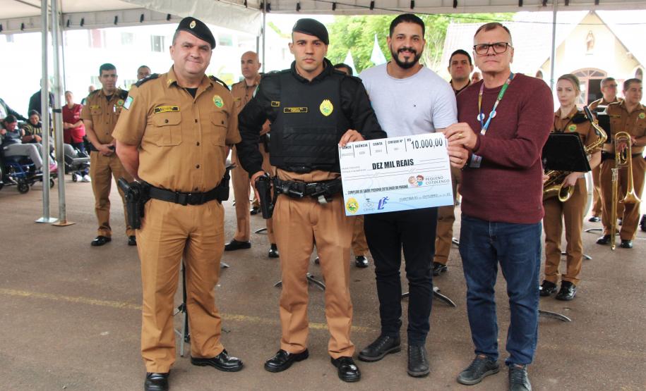 Polícia Militar do Paraná arrecada e entrega R$ 10 mil ao Pequeno Cotolengo.