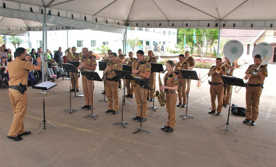 Polícia Militar do Paraná arrecada e entrega R$ 10 mil ao Pequeno Cotolengo.