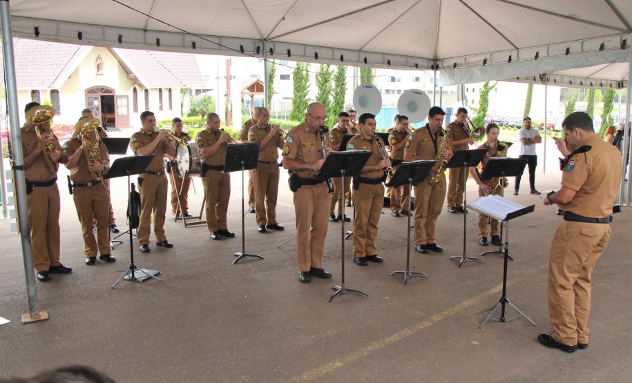Polícia Militar do Paraná arrecada e entrega R$ 10 mil ao Pequeno Cotolengo.