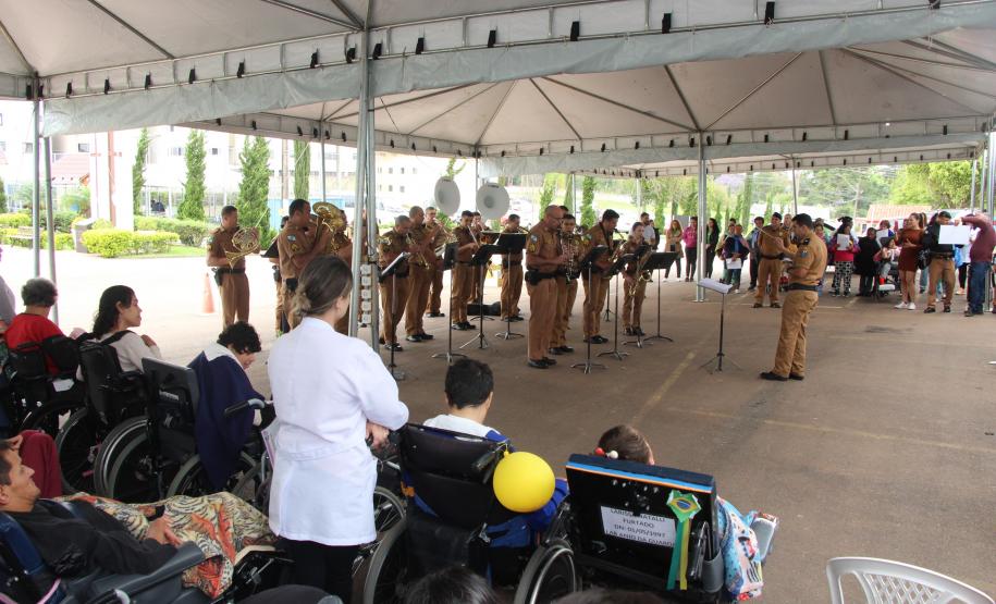 Polícia Militar do Paraná arrecada e entrega R$ 10 mil ao Pequeno Cotolengo.