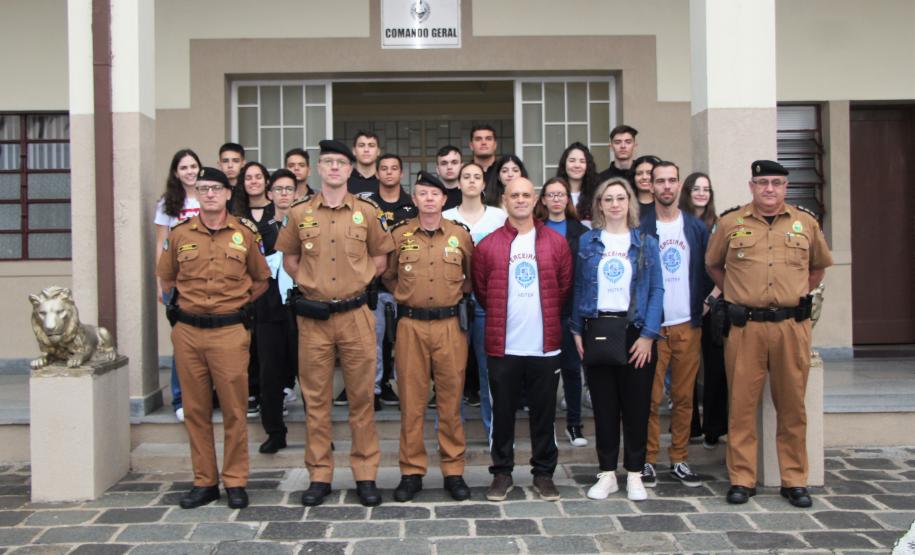 Alunos do Colégio da Vila Militar de Maringá visitam QCG