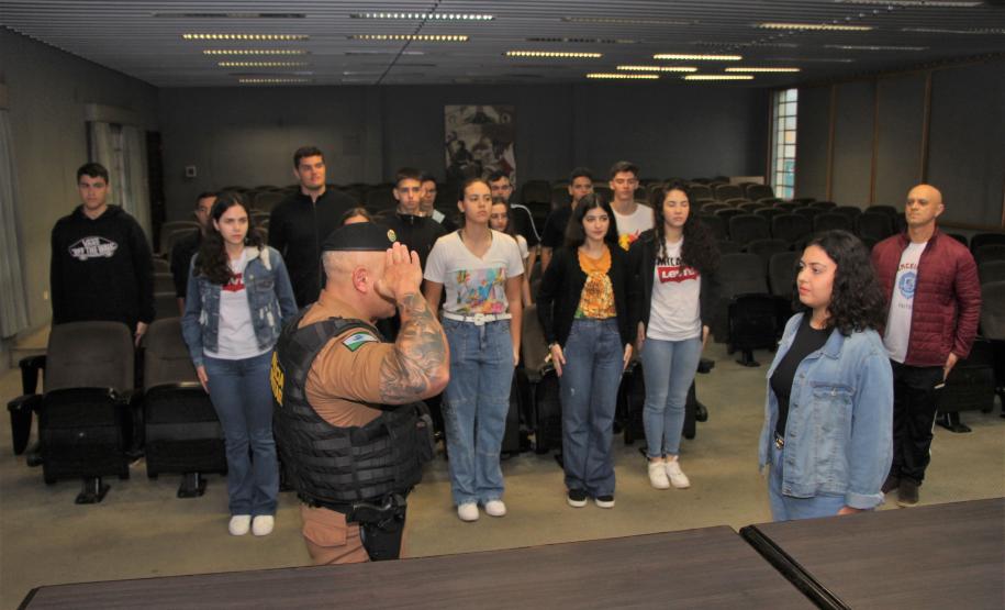 Alunos do Colégio da Vila Militar de Maringá visitam QCG