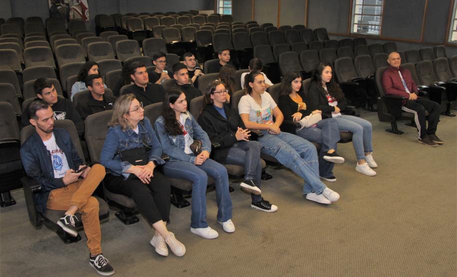 Alunos do Colégio da Vila Militar de Maringá visitam QCG