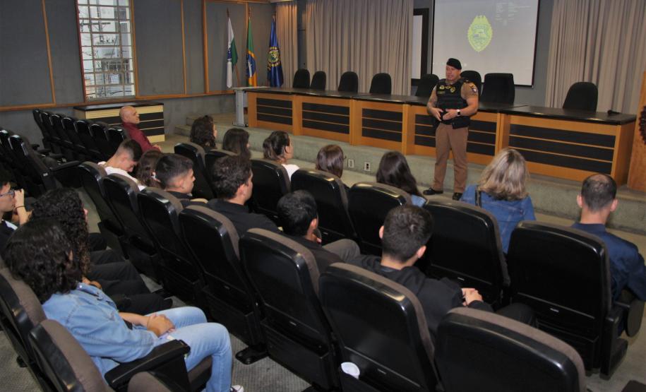 Alunos do Colégio da Vila Militar de Maringá visitam QCG