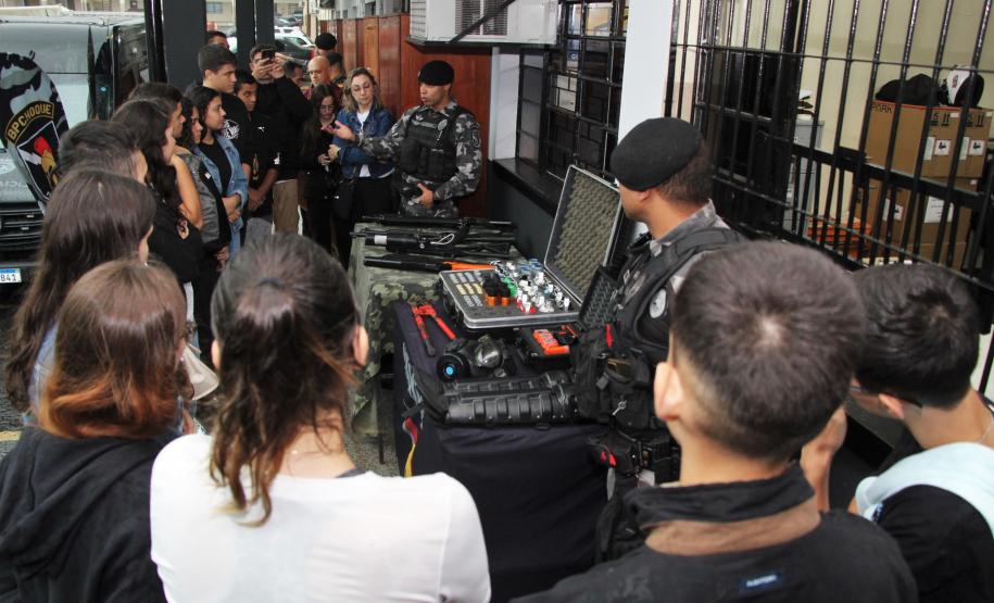 Alunos do Colégio da Vila Militar de Maringá visitam QCG