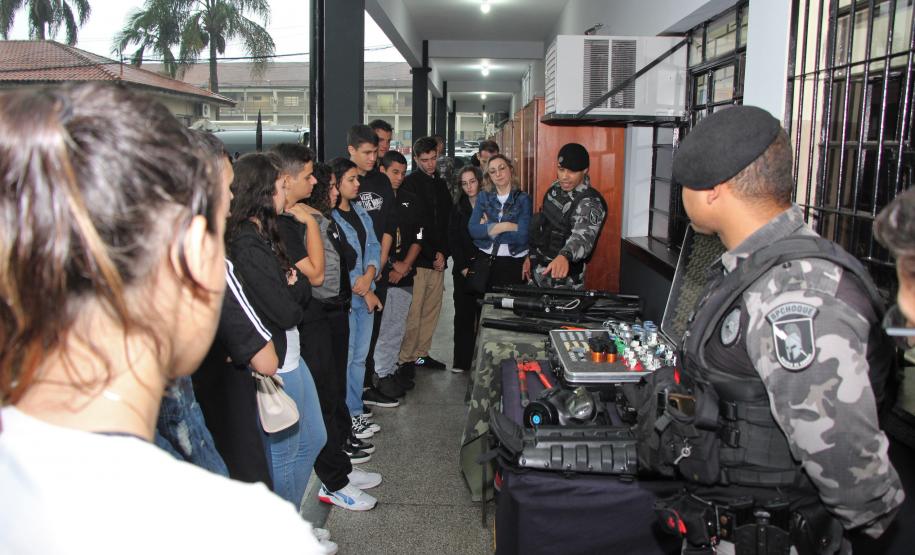 Alunos do Colégio da Vila Militar de Maringá visitam QCG