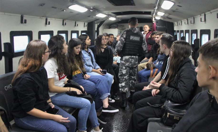 Alunos do Colégio da Vila Militar de Maringá visitam QCG