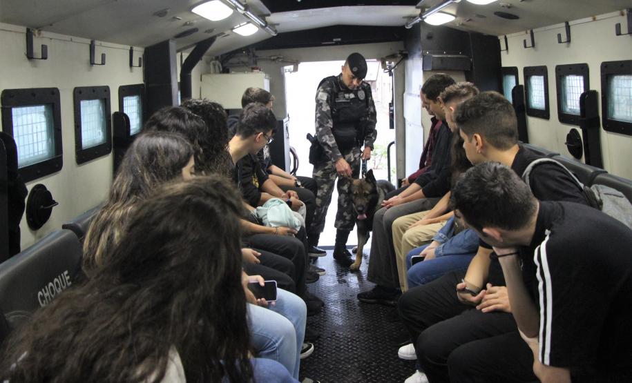 Alunos do Colégio da Vila Militar de Maringá visitam QCG