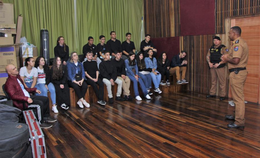 Alunos do Colégio da Vila Militar de Maringá visitam QCG