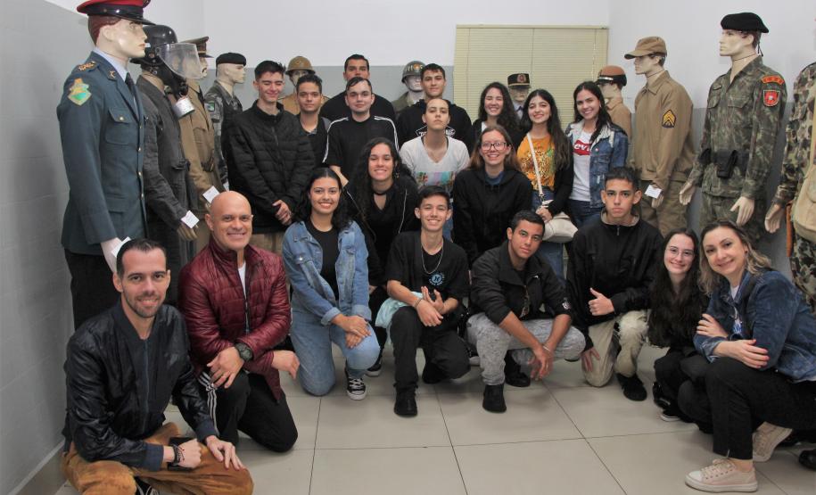 Alunos do Colégio da Vila Militar de Maringá visitam QCG