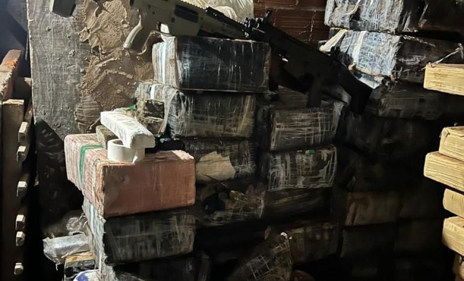 BPFron e PF realizam grande apreensão de drogas e armas.