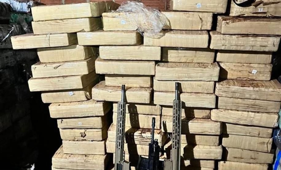 BPFron e PF realizam grande apreensão de drogas e armas.