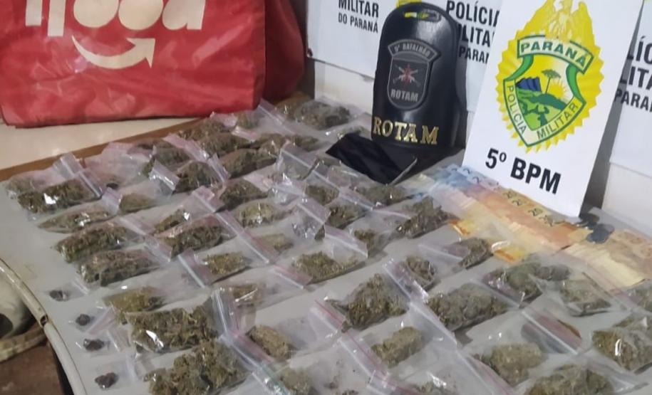 Motociclista é preso pela PM enquanto fazia a entrega de drogas em Londrina.