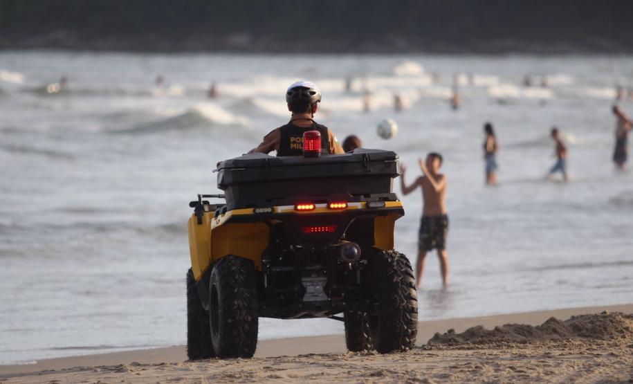 Quadriciculo pilotado por policial feminina na areia da praia de caiobá2