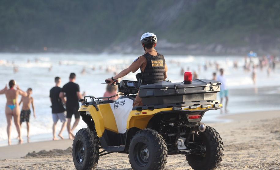 Quadriciculo pilotado por policial feminina na areia da praia de caiobá