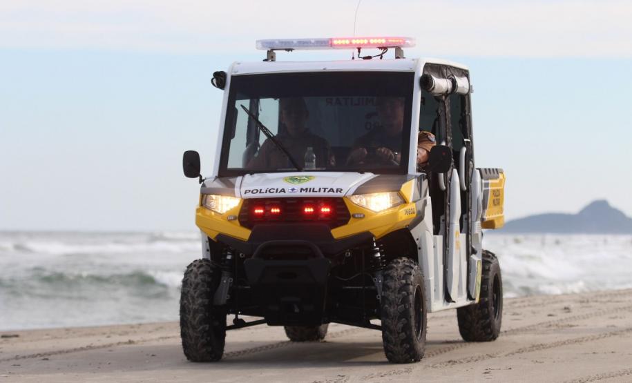 Veículo UTV na areia da praia de Matinhos