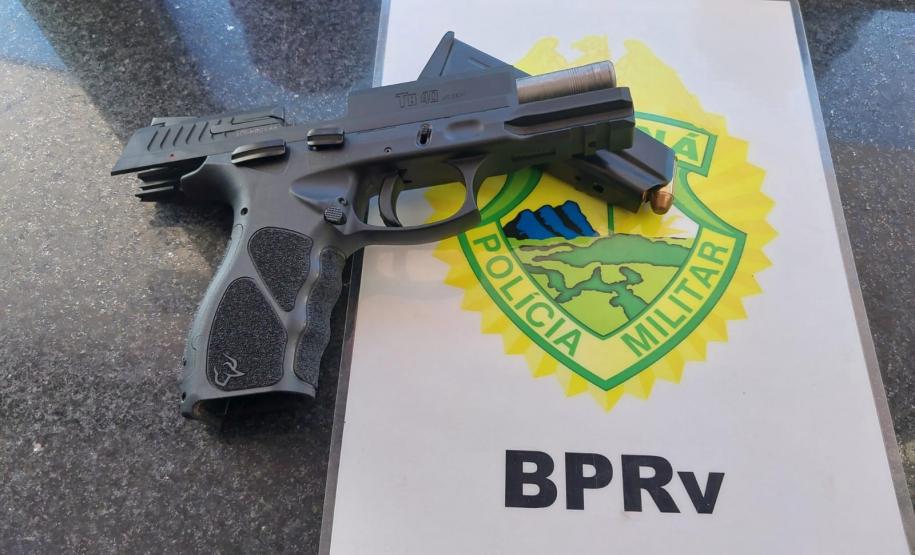 A arma estava acompanhada de um carregador municiado com 15 cartuchos .40