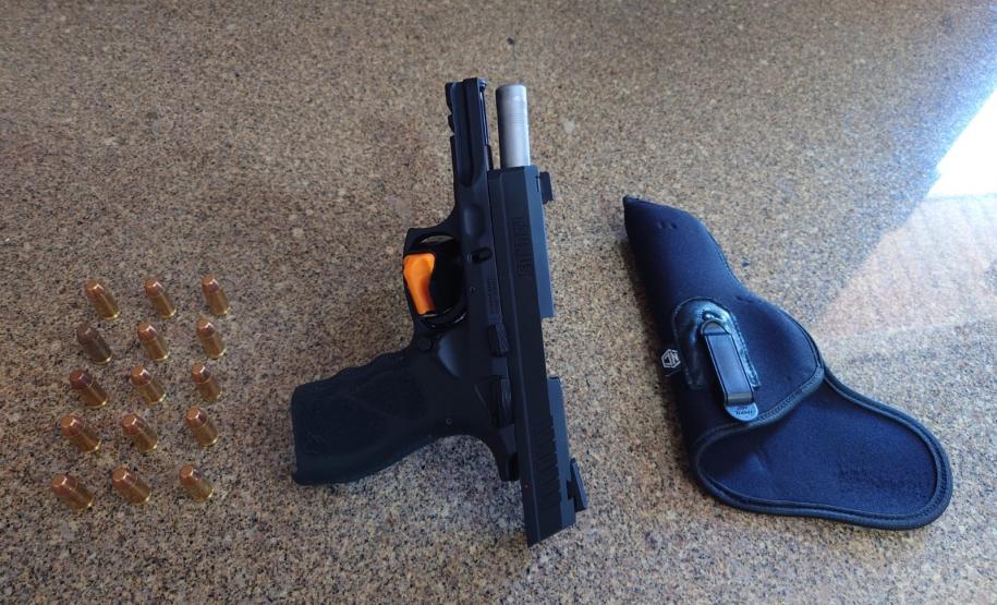 A arma estava acompanhada de um carregador municiado com 15 cartuchos .40