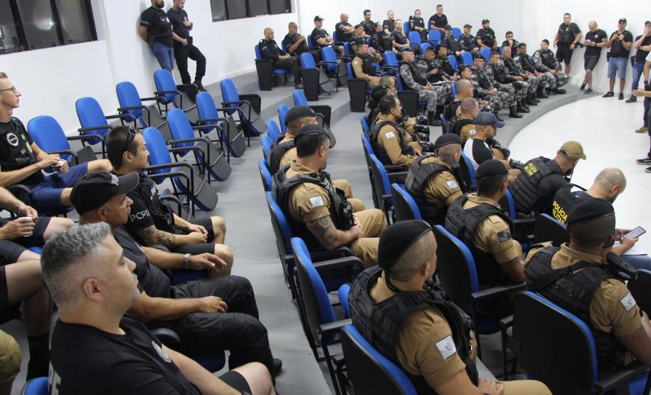 A Secretaria de Estado da Segurança Pública, com apoio do Grupo de Atuação Especial de Combate ao Crime Organizado (Gaeco), do Ministério Público, cumpre 22 mandados de busca e apreensão em uma operação integrada nos municípios de Matinhos, Paranaguá, Pontal do Paraná e Guaratuba, no Litoral. A ação desta terça-feira (06) tem como objetivo combater o tráfico de drogas e investigar casos de homicídios.  Cerca de 150 agentes de diferentes órgãos participam da força-tarefa, que integra a atuação do Verão Maior