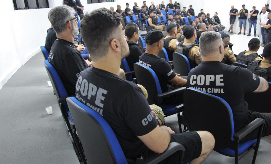 A Secretaria de Estado da Segurança Pública, com apoio do Grupo de Atuação Especial de Combate ao Crime Organizado (Gaeco), do Ministério Público, cumpre 22 mandados de busca e apreensão em uma operação integrada nos municípios de Matinhos, Paranaguá, Pontal do Paraná e Guaratuba, no Litoral. A ação desta terça-feira (06) tem como objetivo combater o tráfico de drogas e investigar casos de homicídios.  Cerca de 150 agentes de diferentes órgãos participam da força-tarefa, que integra a atuação do Verão Maior