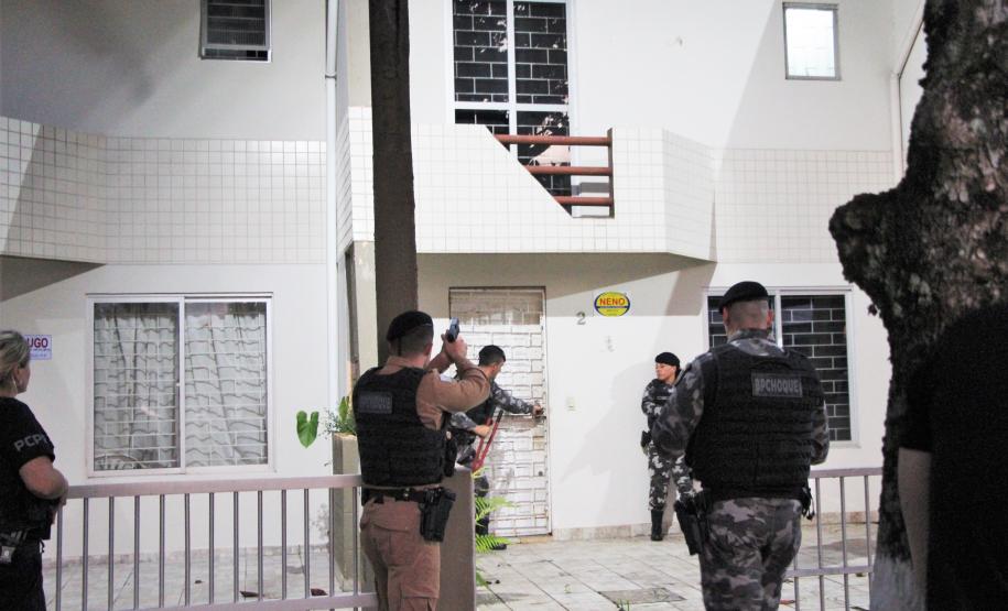 A Secretaria de Estado da Segurança Pública, com apoio do Grupo de Atuação Especial de Combate ao Crime Organizado (Gaeco), do Ministério Público, cumpre 22 mandados de busca e apreensão em uma operação integrada nos municípios de Matinhos, Paranaguá, Pontal do Paraná e Guaratuba, no Litoral. A ação desta terça-feira (06) tem como objetivo combater o tráfico de drogas e investigar casos de homicídios.  Cerca de 150 agentes de diferentes órgãos participam da força-tarefa, que integra a atuação do Verão Maior