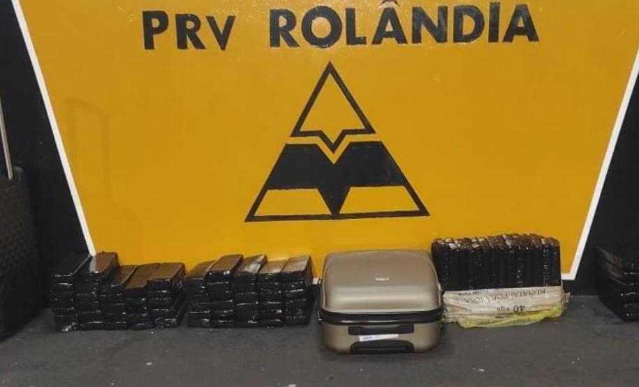 O cão farejador Airon foi fundamental na identificação de bolsas suspeitas