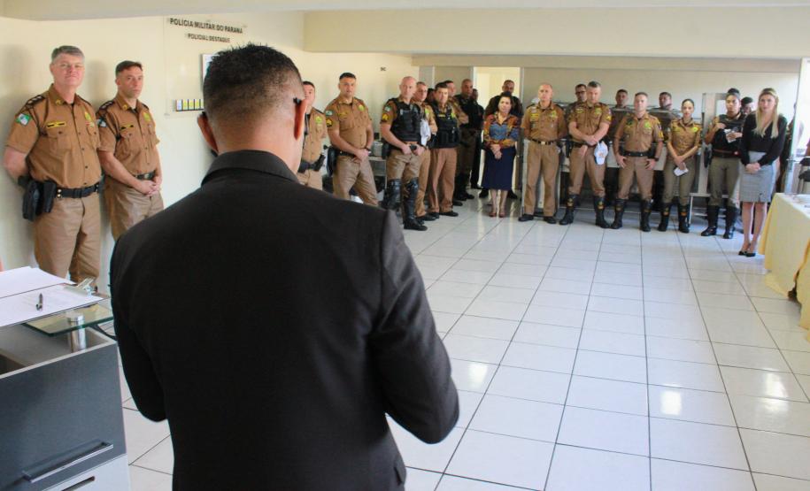 MOMENTO DE ORAÇÃO DURANTE EVENTO DO POLICIAL DESTAQUE E ANIVERSARIANTES DO MÊS DE MARÇO
