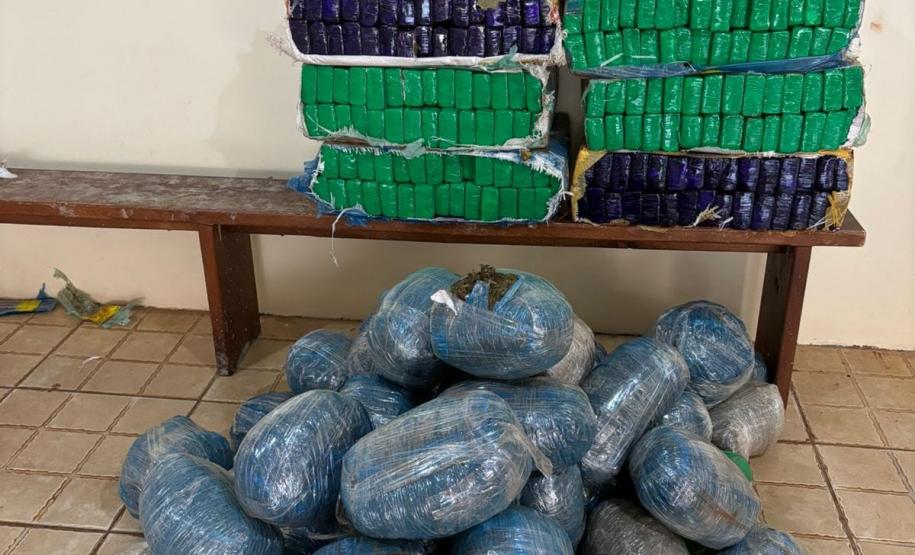 A carga incluía 50 pacotes de capulho e 7 fardos de maconha prensada
