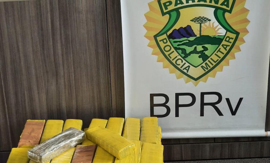 Além da droga, foram encontrados na mochila alguns bilhetes de passagem com nomes falsos